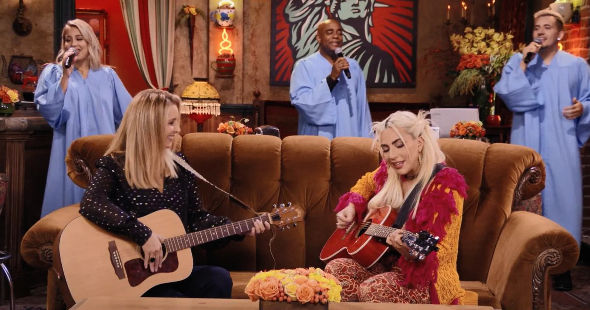 Lisa Kudrow Googled How To Play "Smelly Cat" Before "Friends" Reunion